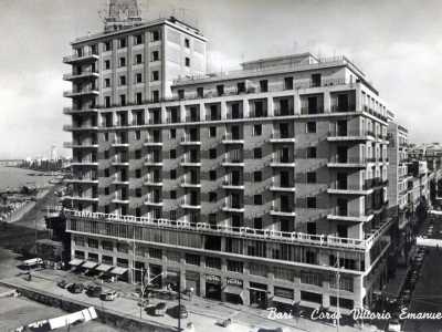 Ma l�intento della Motta era quello non solo di smerciare ma anche di produrre le sue golosit� a Bari. Per fare questo occup� buona parte dell�edificio appena innalzato per dedicarsi alla creazione di leccornie zuccherate